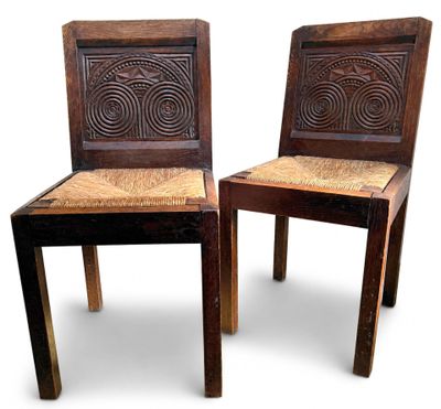 paire de chaises en bois sculpté avec assise et dossier en osier
