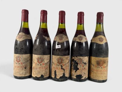 quatre bouteilles de vin sont alignées