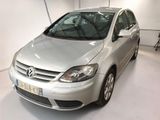 une voiture argentée garée dans un garage