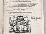 un livre avec l'image d'un blason