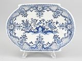 assiette bleue et blanche ornée d'oiseaux et de fleurs