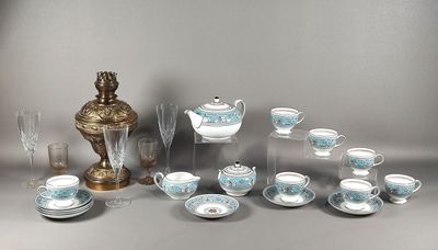 de nombreuses tasses et soucoupes posées sur une table à côté d'un vase