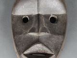 une image représentant un masque métallique accroché au mur