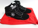 une paire de chaussures posée sur un sac rouge