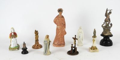 un grand nombre de figurines posées sur une table