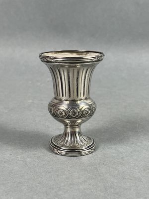 Petit vase Médicis en argent (Minerve 1er titre), à motifs c…