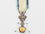 une médaille en argent et en or ornée d'une étoile