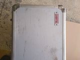 un bagage posé sur une boîte en carton