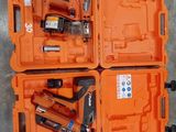 deux coffres à outils orange contenant des outils, posés par terre