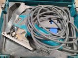 une boîte bleue posée sur une table, contenant un outil