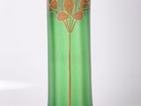 un vase en verre vert orné d'un motif doré