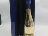 une boîte bleue ouverte contenant une bouteille de champagne
