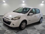 la photo d'une petite voiture blanche garée dans un garage