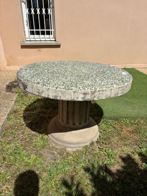 une table en pierre posée au milieu d'une cour