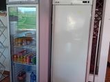un réfrigérateur blanc et un réfrigérateur-congélateur rose dans une pièce