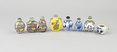 six petits vases chinois sont alignés en rang