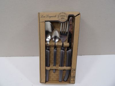 une boîte en carton contenant un couteau, une fourchette et des cuillères