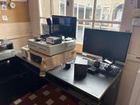 Un lot comprenant un petit coffre fort, un monnayeur, un écr… (photo 2)