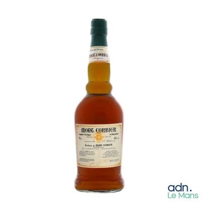 une photo d'une bouteille de whisky posée sur une surface blanche