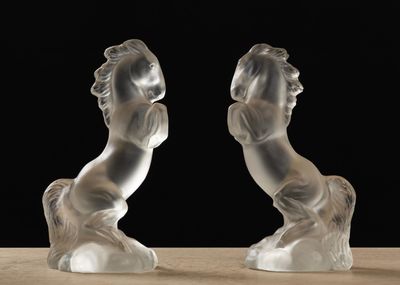une paire de figurines en verre représentant un homme et une femme