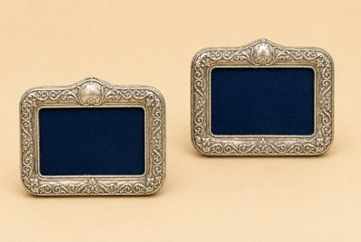 paire de cadres photo anciens en argent avec des inserts en verre bleu