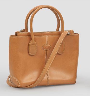le petit sac fourre-tout en cuir couleur beige clair