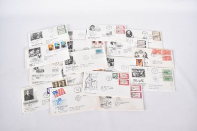 beaucoup de timbres posés sur un plateau de table blanc