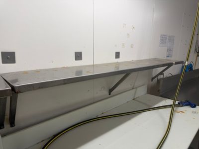 une photo d'un lave-linge et d'un sèche-linge dans une buanderie
