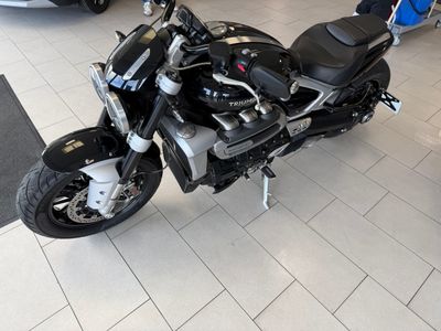 une moto garée dans un showroom