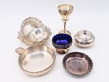 beaucoup d'objets en argent et en verre sur la table