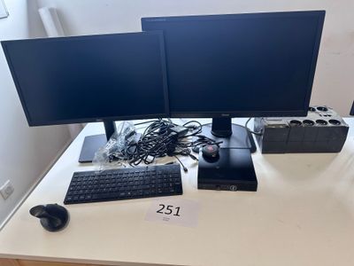 deux écrans et un clavier posés sur un bureau