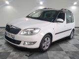 la photo d'une petite voiture blanche garée dans un garage
