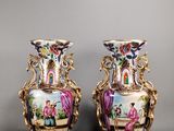 paire de vases ornés d'une scène représentant une femme et un homme assis sur un banc