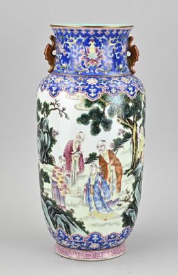 un vase bleu et blanc avec une peinture dessus