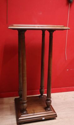 une petite table en bois sur laquelle reposent deux colonnes