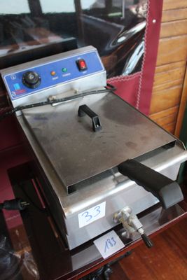une photo d'une friteuse professionnelle posée sur une table