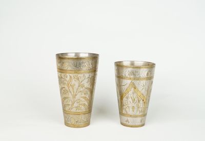 deux tasses posées côte à côte sur une table
