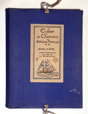 un livre bleu sur lequel figure l'image d'un bateau