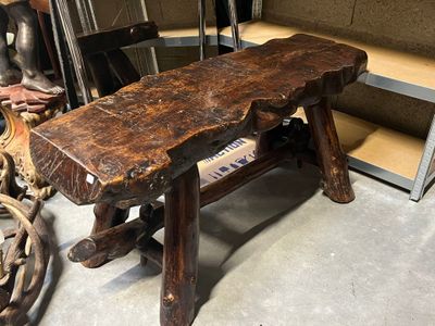 IMPORTANT BANC ou TABLE BASSE en bois teinté, de style bruta…