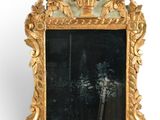 un miroir avec un cadre doré sur fond blanc