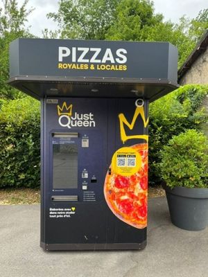 un distributeur automatique de pizzas surmonté d'une couronne