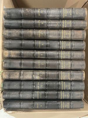 une boîte remplie de vieux livres posée sur une table