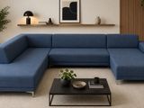 un canapé modulable bleu dans un salon avec une table basse