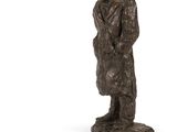 statue d'un homme portant un chapeau et un manteau, muni d'une canne