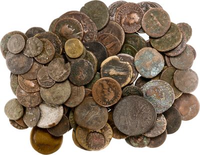 un tas de vieilles pièces empilées les unes sur les autres