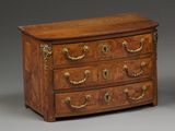 commode de l'époque de George II, en acajou et ornée de ferrures en laiton