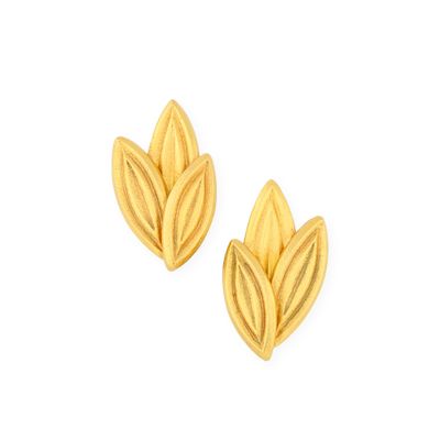une paire de boucles d'oreilles en forme de feuille d'or sur fond blanc
