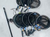 quatre raquettes de tennis et un filet posés par terre