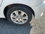 un gros plan d'un pneu sur une voiture blanche