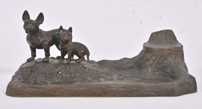 Encrier de bureau en bronze à patine brune à décor de deux b…